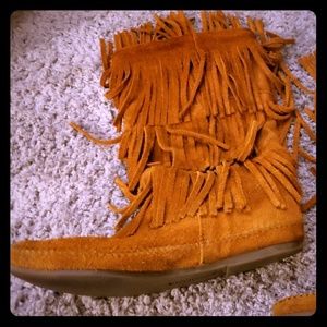 Mahogany suede fringe boots